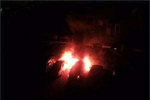 В Брянске ночью сгорели две припаркованные у дома легковые машины