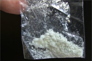 В Брянске транспортные полицейские задержали кладмена с синтетическим наркотиком
