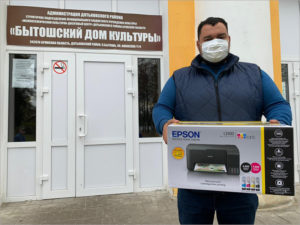 Депутат облдумы поздравил Бытошский ДК с юбилеем цветным принтером