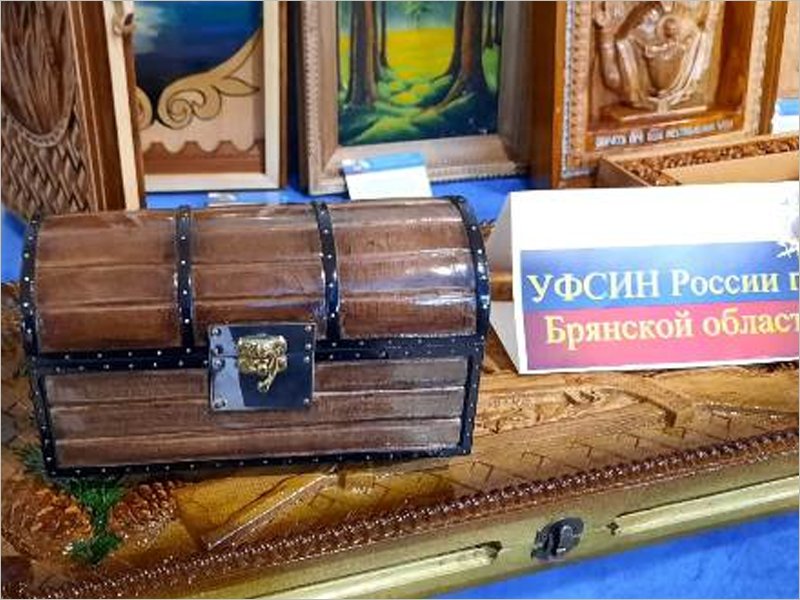 Брянские колонии отправили на продажу в Москву резные иконы и сундуки