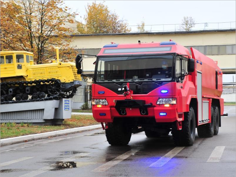 Брянский автозавод презентовал новую машину — аэродромный пожарный автомобиль