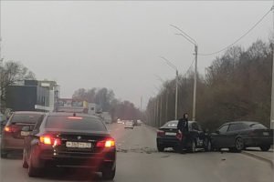 Mercedes-Benz спровоцировал «автозамес» на улице Флотской в Брянске