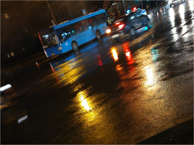 В Брянске на оживлённом перекрёстке пешеход попал под автобус и выжил
