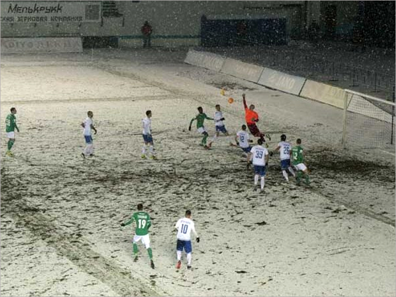 Брянск попрощался с футболом до весны. «Динамо» победило в снегу