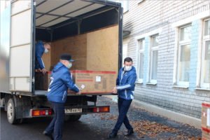 Депутаты брянского горсовета передали ковидному госпиталю тележки, кулеры и воду