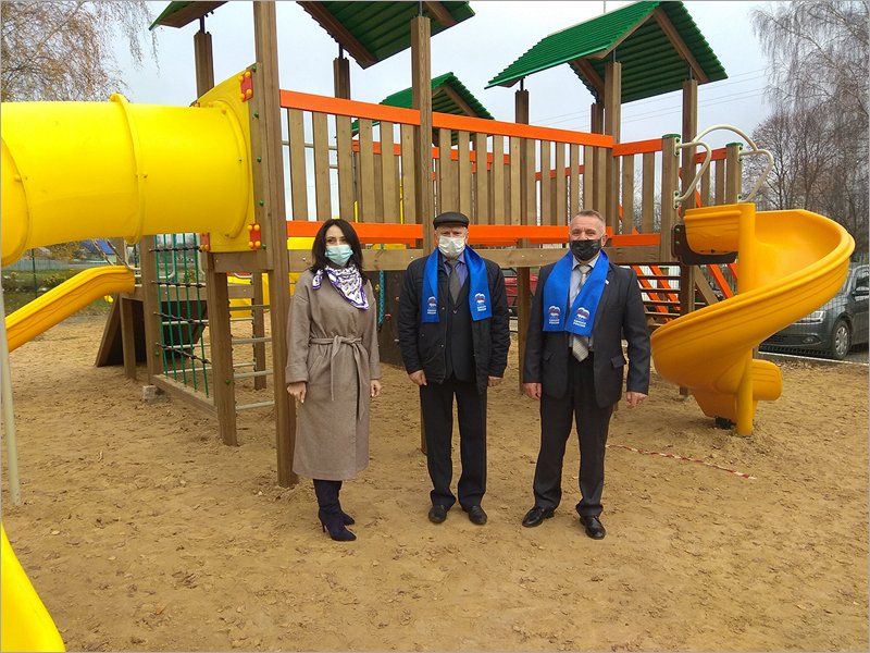 Красногорские единороссы проверили готовность к открытию трёх детских площадок
