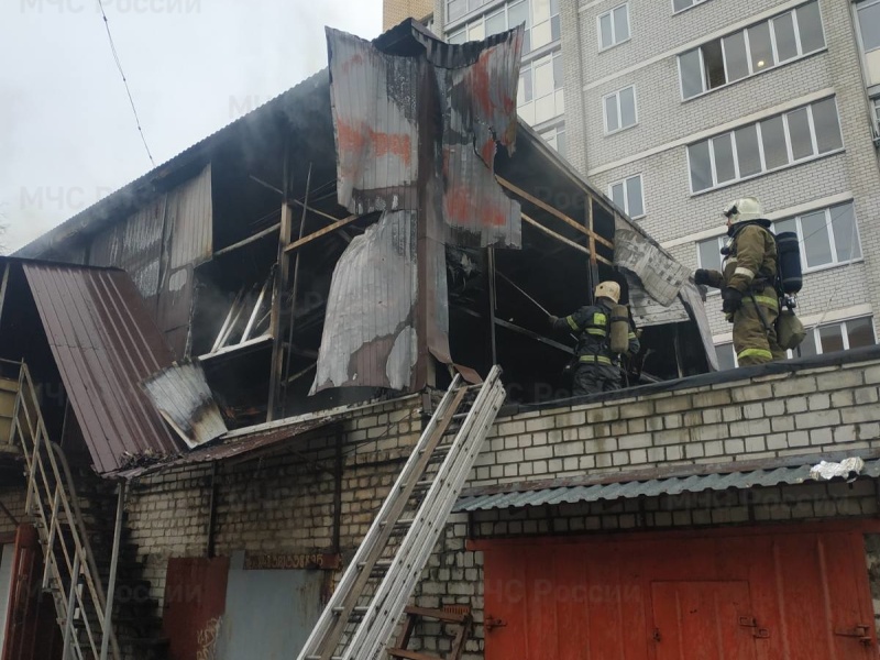 В Брянске сгорело «шанхай-ателье» на крыше гаража