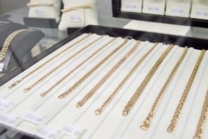 Тульский уголовник ограбил брянский ювелирный магазин, убежав с двумя лотками с золотом