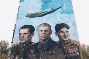 На фасаде девятиэтажки в Бежице закончен мурал с портретами троих лётчиков-героев