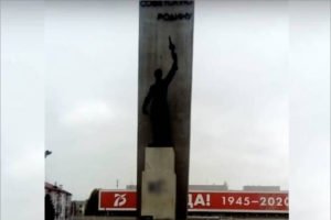 Брянская полиция отвлеклась от безмасочников: ищет граффитчиков, осквернивших мемориал на площади Партизан