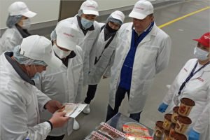 Визит посла Японии Тоёхиса Кодзуки в Брянскую область начался со знакомства с производством говядины «Мираторга»