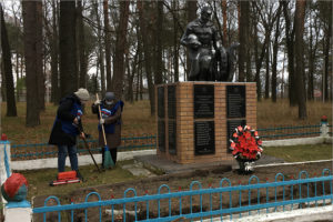 В Навле местные единороссы провели субботник у мемориала воинам Красной армии