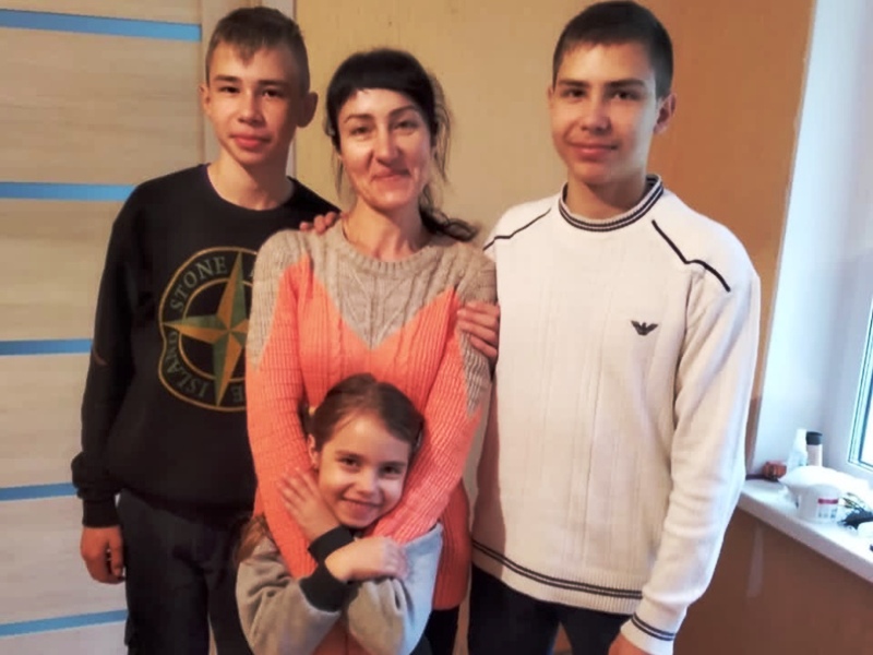 Пострадавшей от пожара и спятившего соседа новозыбковской семье Петяевых благотворитель подарил квартиру