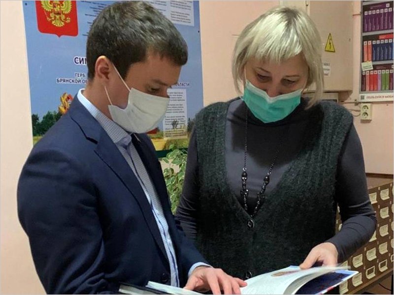 Депутат облдумы подарил дятьковской библиотеке «Тайную школу юных героев»