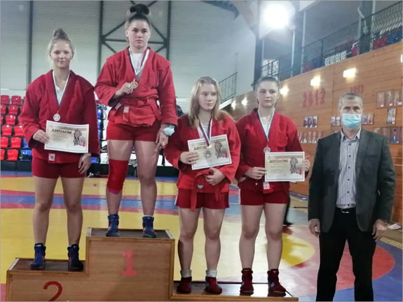 Брянские самбистки привезли из Серпухова восемь медалей чемпионата и первенства ЦФО