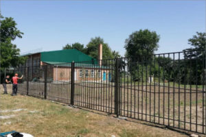 В суражской сельской школе через суд прокуратура потребовала установить забор
