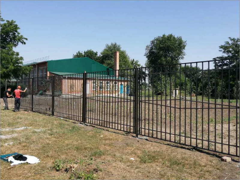 В суражской сельской школе через суд прокуратура потребовала установить забор