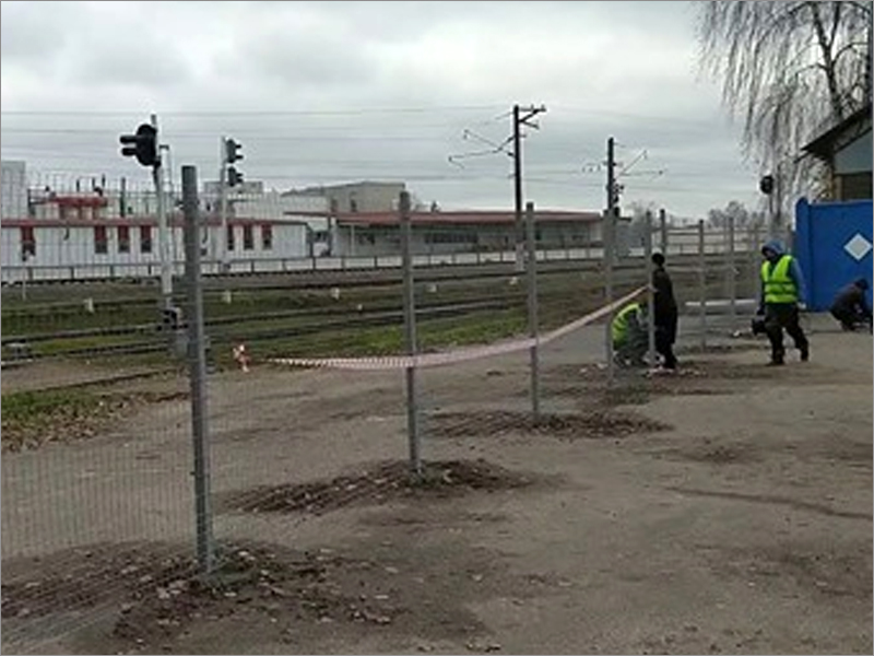 Конец вольницы на железной дороге в Брянске: вдоль станции Орджоникидзеград установлен забор