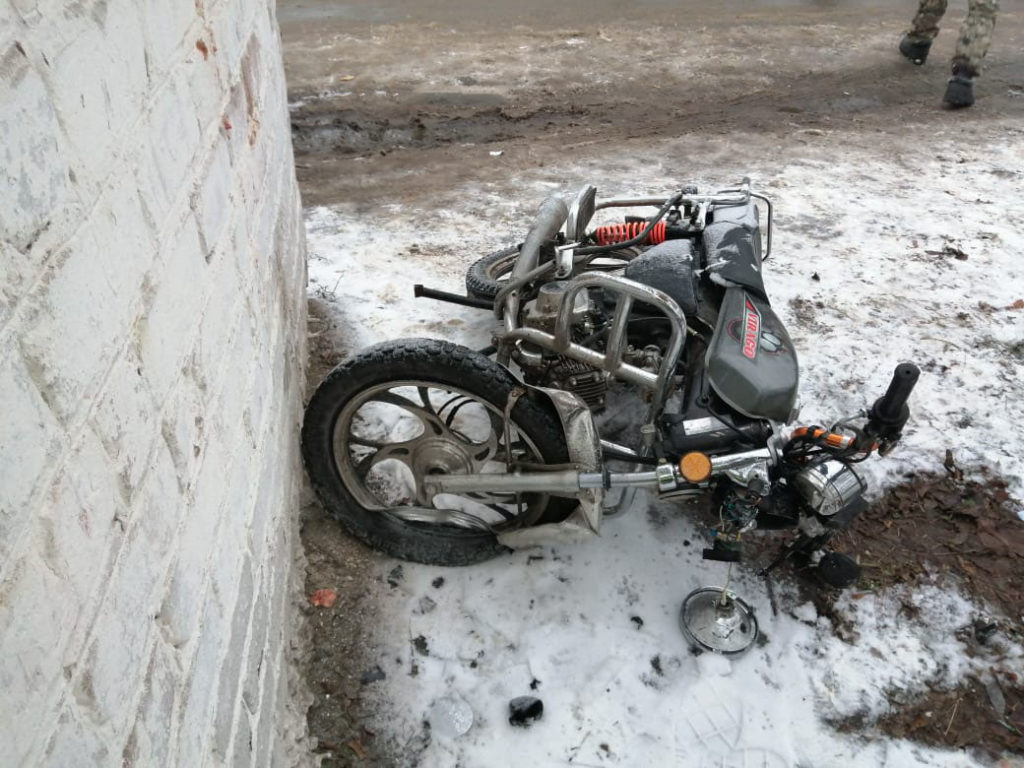 Под Новозыбковом Брянской области 18-летний мотоциклист погиб, врезавшись в остановку