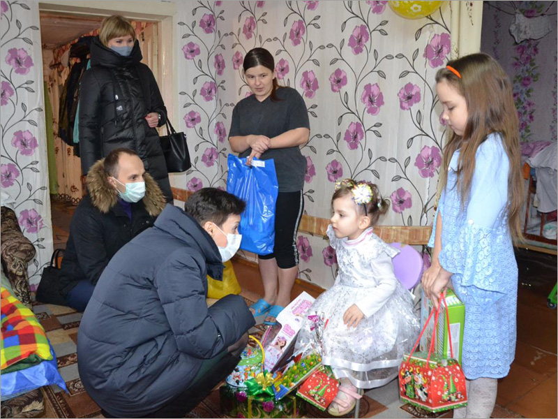 Депутаты Брянской облдумы поздравляют малышей и учащихся начальных классов с Новым годом