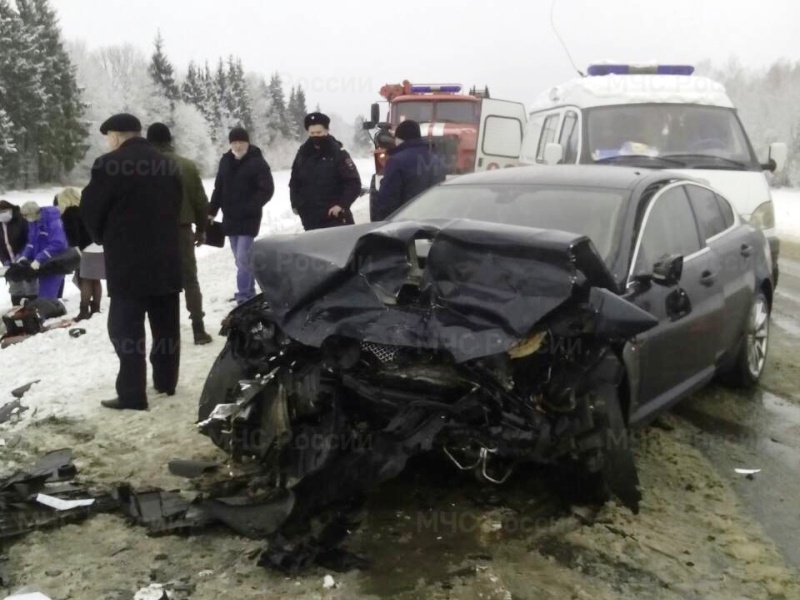 Смертельное ДТП под Трубчевском: женщина на Jaguar убила водителя «Приоры». И едва не убила его детей