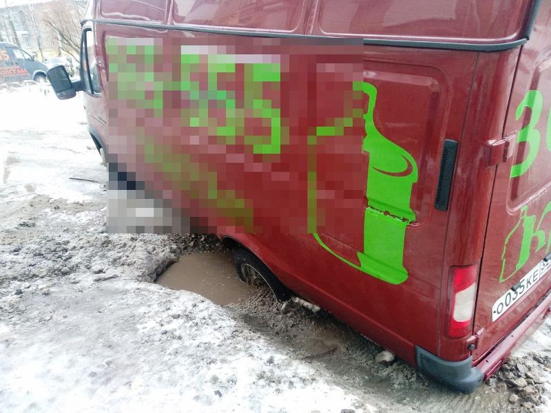В центре Брянска фургон провалился в яму на дороге