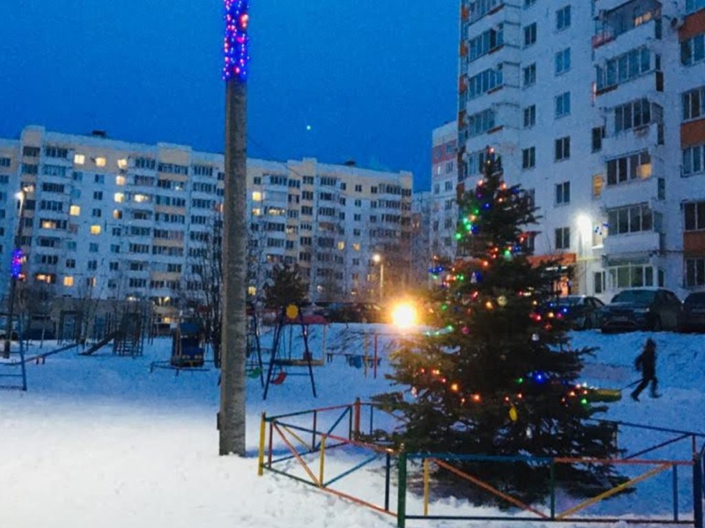 В центре Брянска объявили конкурс на лучшее новогоднее оформление дворов