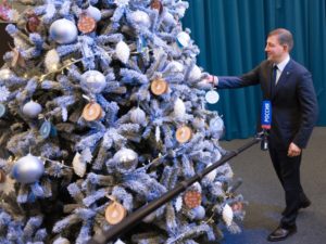 «ЕР» установит новогодние ёлки для беженцев с Донбасса и поздравит военнослужащих на передовой
