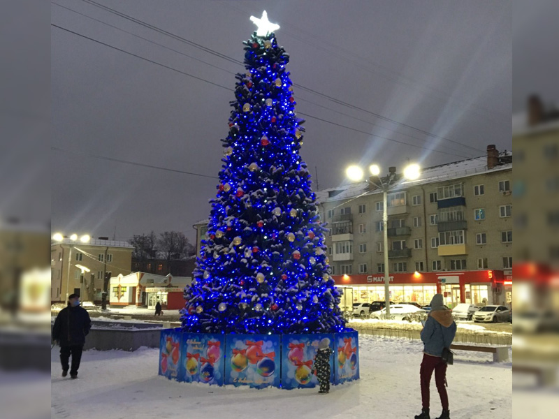 В обновленном сквере «Литий» в Брянске появилась искусственная ёлка в синих тонах