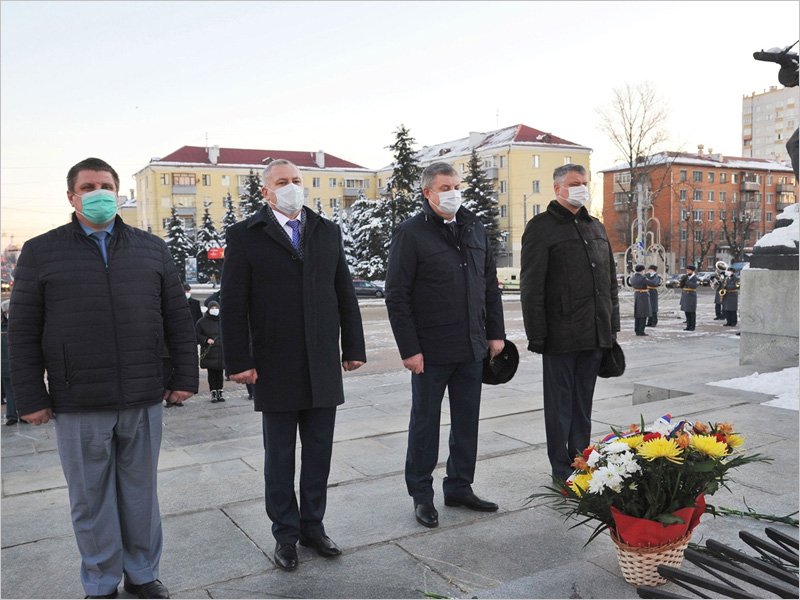 День Героев Отечества в Брянске отметили возложением цветов к Вечному огню