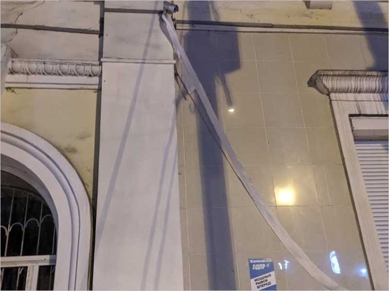 Неизвестные украсили брянский офис ЛДПР туалетной бумагой