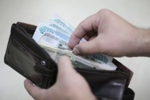 Четверым из десяти жителей Брянской области зарплаты с трудом хватает на жизнь