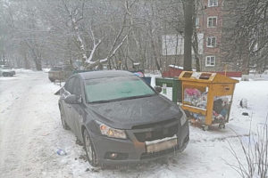 Брянские коммунальщики жалуются в ГИБДД на любителей парковаться у мусорки