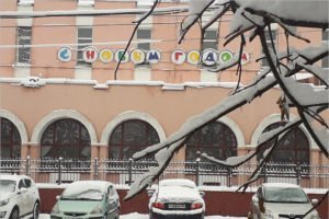 Первая ёлка, прошлогодние инсталляции, коронавирусная скромность: Брянск украшают к Новому году сильно заранее