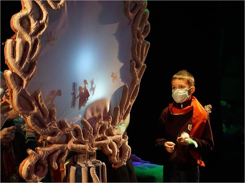 Театр кукол в Брянске устроил маленьким зрителям квест по закулисью с подарками на выходе