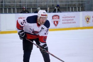 Хоккейный «Брянск» уволил своего лучшего бомбардира и вернул вратаря Бланка