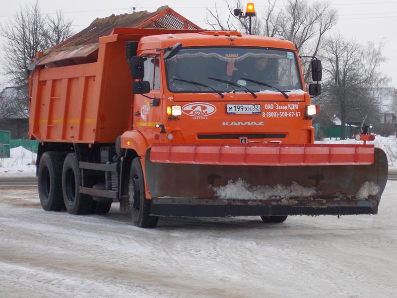 Снегопад в окрестностях Брянска: на дороги высыпаны тысячи тонн песко-соляной смеси