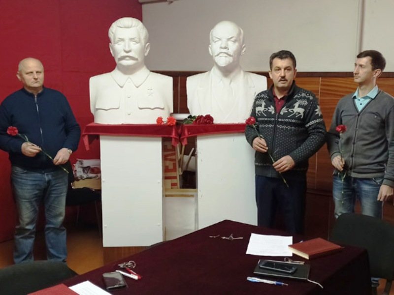 Брянские коммунисты отметили день рождения тов.Сталина возложением цветов