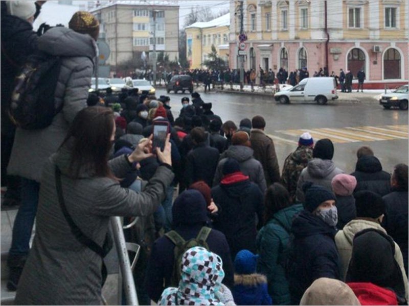 На несогласованную акцию в поддержку Навального в центре Брянска собрались около двухсот человек