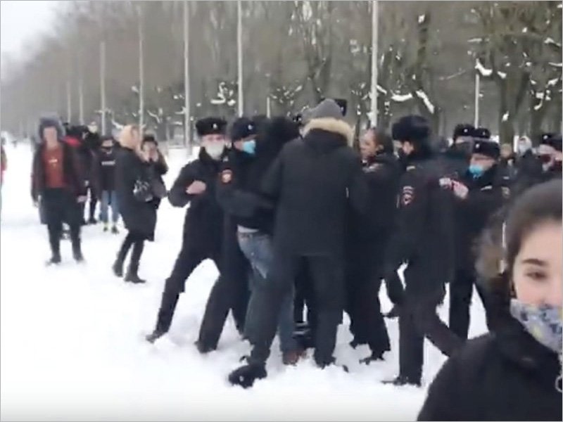 Несогласованная акция в поддержку Навального в Брянске завершилась на Кургане. Несколькими десятками задержаний