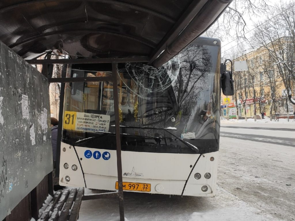 В Брянске 31-й автобус въехал в остановку