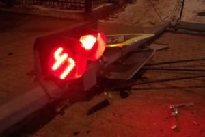 В Фокинском районе попавшая в ДТП легковушка снесла светофор