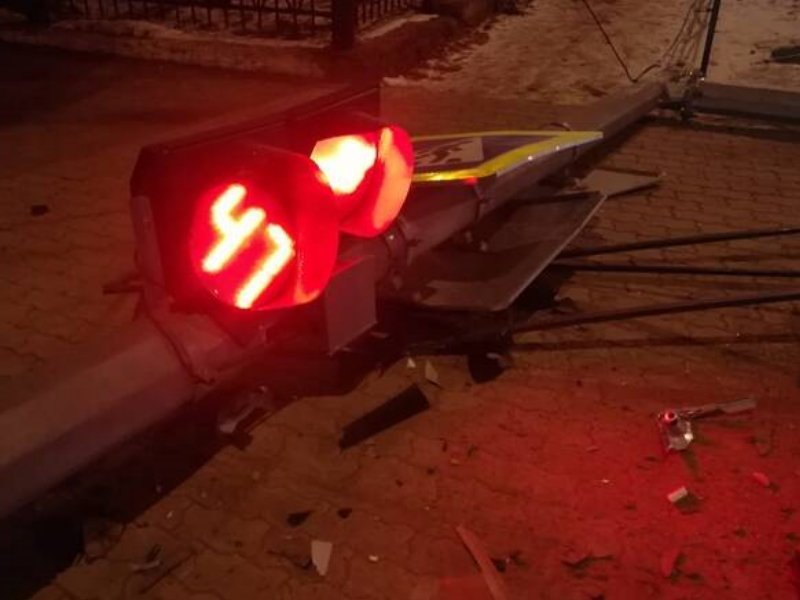 В Фокинском районе попавшая в ДТП легковушка снесла светофор