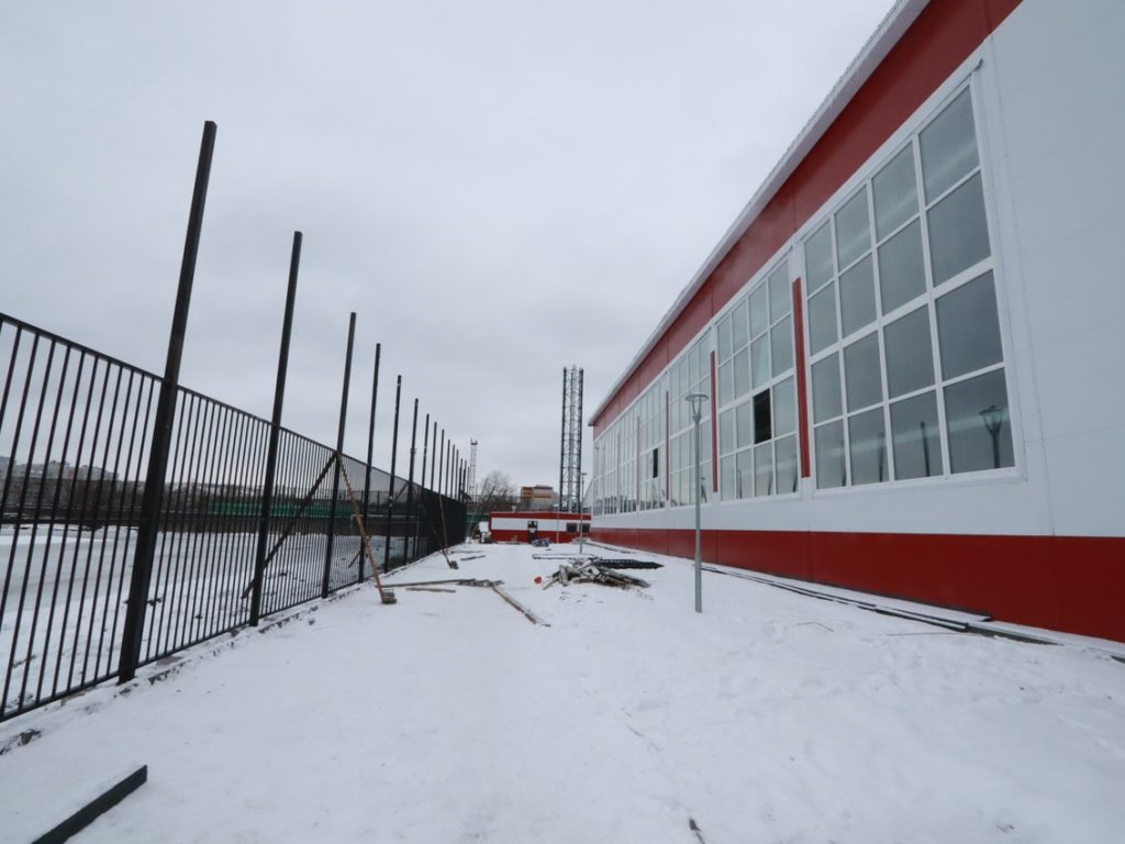 Фокинский бассейн и прилегающее футбольное поле разделит 4-метровый забор