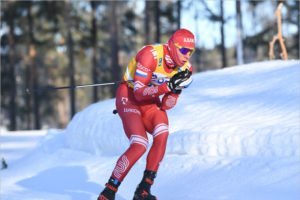 Александр Большунов выиграл гонку преследования на Кубке мира, норвежцы снялись из-за морозов