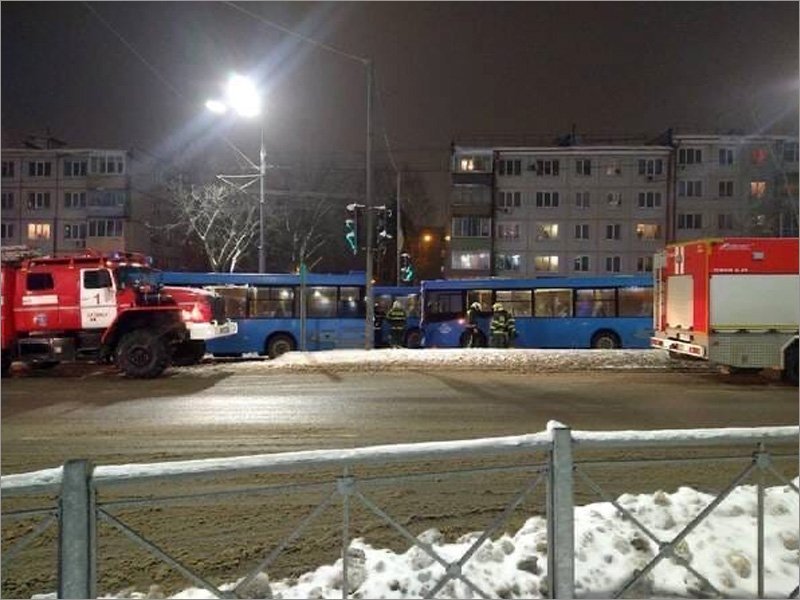 В Брянске две женщины пострадали после столкновения двух автобусов