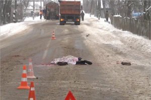 В Брянской области мужчина бросился под «КамАЗ» и погиб