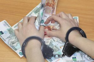 Жительница Брянского района при попытке продать платок утащила деньги из чужого дома