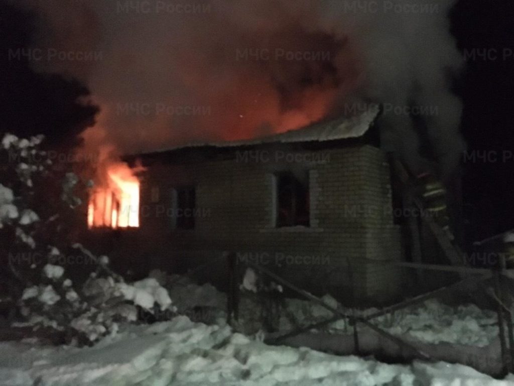 При пожаре в жилом доме под Жуковкой погиб мужчина, еще один получил ожоги