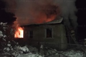 При пожаре в жилом доме под Жуковкой погиб мужчина, еще один получил ожоги